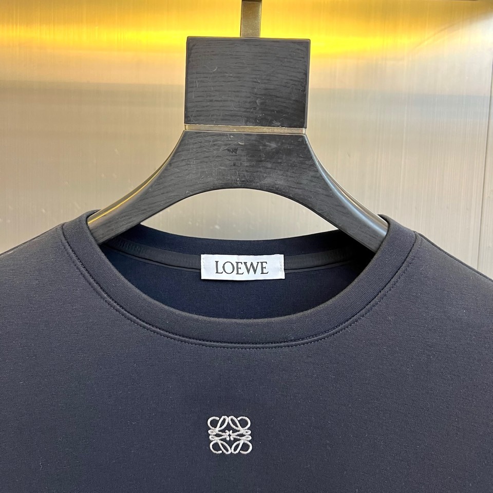 🌾罗意威、2025秋冬新款LOEWE白色圆领卫衣，以纯净白色调呈现，左胸饰有黑色品牌标志性图案，袖子上印