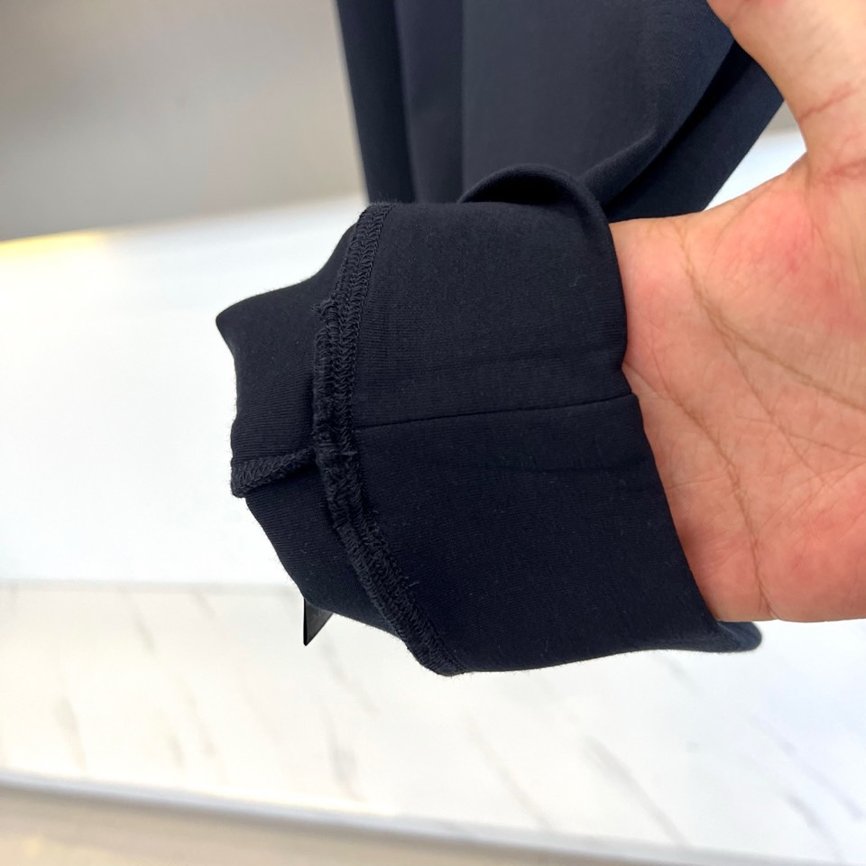 🌾罗意威、2025秋冬新款LOEWE白色圆领卫衣，以纯净白色调呈现，左胸饰有黑色品牌标志性图案，袖子上印