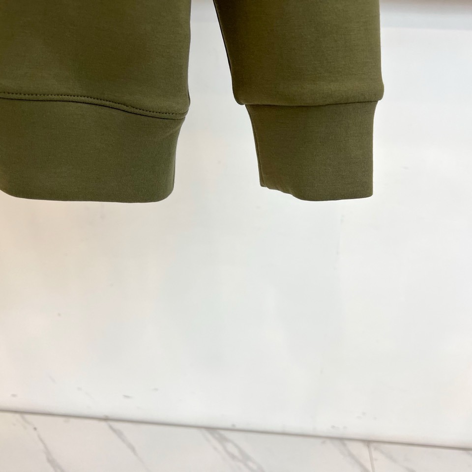 🌾罗意威、2025秋冬新款LOEWE白色圆领卫衣，以纯净白色调呈现，左胸饰有黑色品牌标志性图案，袖子上印