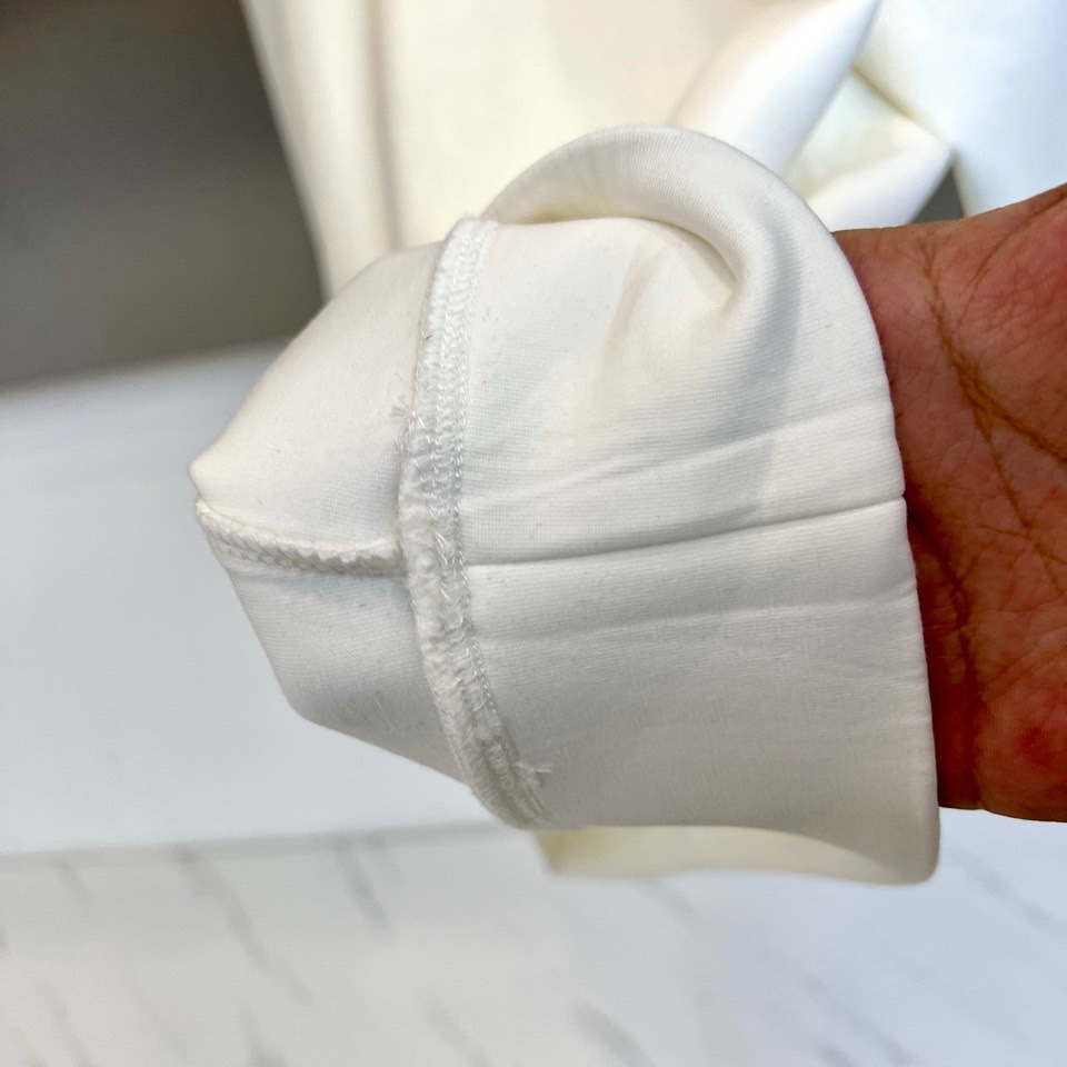 🌾罗意威、2025秋冬新款LOEWE白色圆领卫衣，以纯净白色调呈现，左胸饰有黑色品牌标志性图案，袖子上印