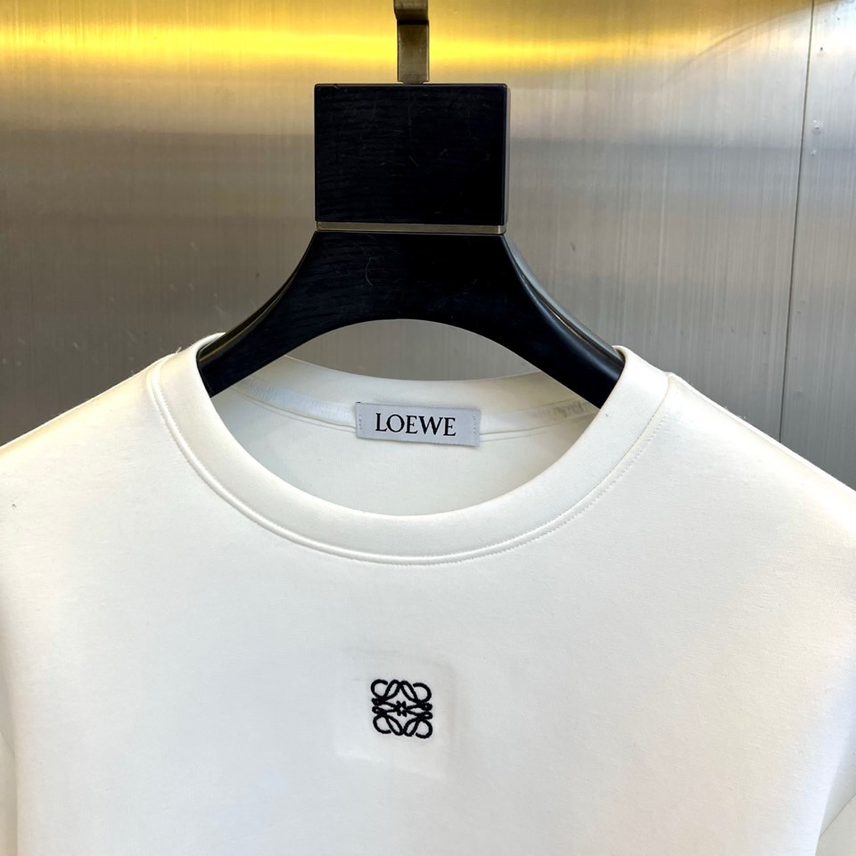 🌾罗意威、2025秋冬新款LOEWE白色圆领卫衣，以纯净白色调呈现，左胸饰有黑色品牌标志性图案，袖子上印