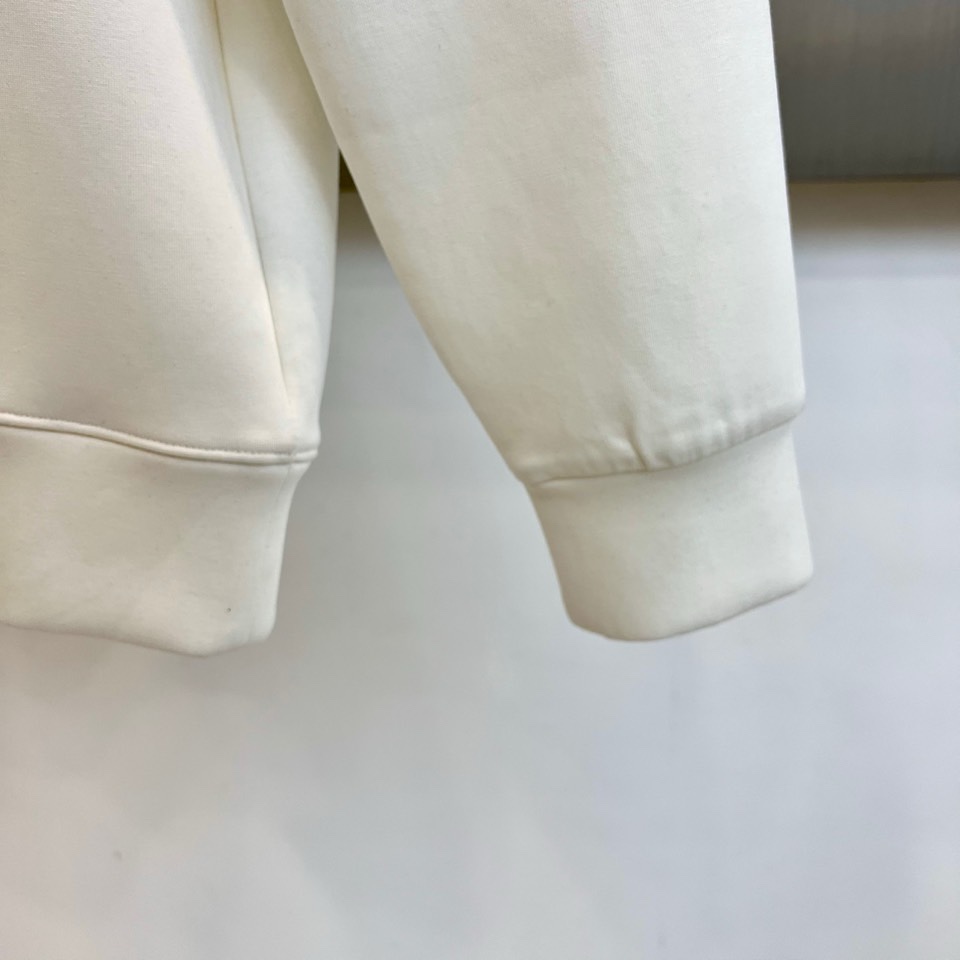 🌾罗意威、2025秋冬新款LOEWE白色圆领卫衣，以纯净白色调呈现，左胸饰有黑色品牌标志性图案，袖子上印