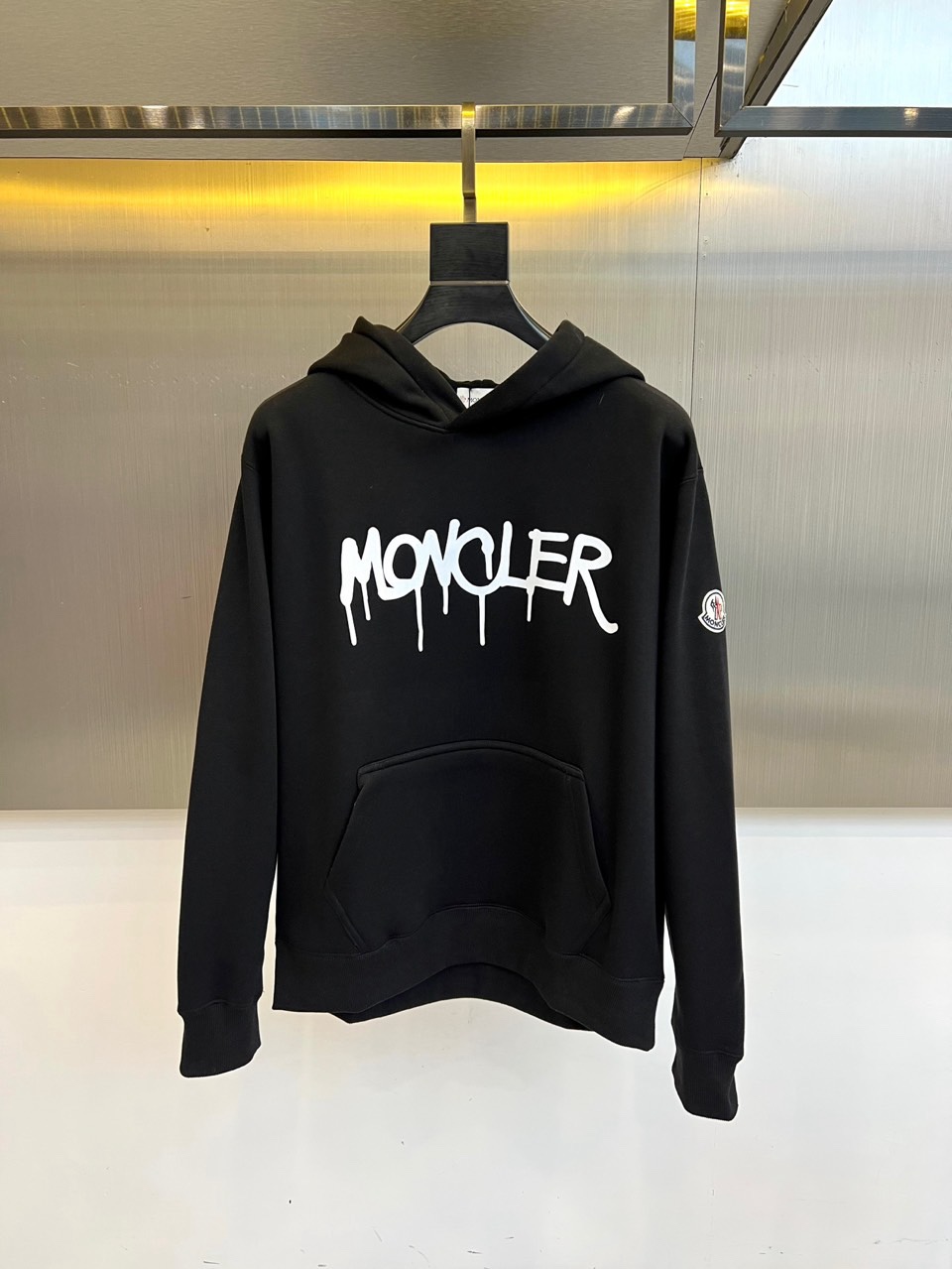 🌾Mon蒙口、2025秋冬新品加绒连帽卫衣，款式采用经典连帽与宽松版型，胸前饰以醒目的黑色泼墨涂鸦“MO