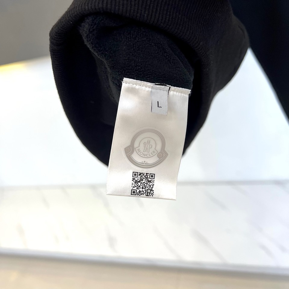 🌾Mon蒙口、2025秋冬新品加绒连帽卫衣，款式采用经典连帽与宽松版型，胸前饰以醒目的黑色泼墨涂鸦“MO