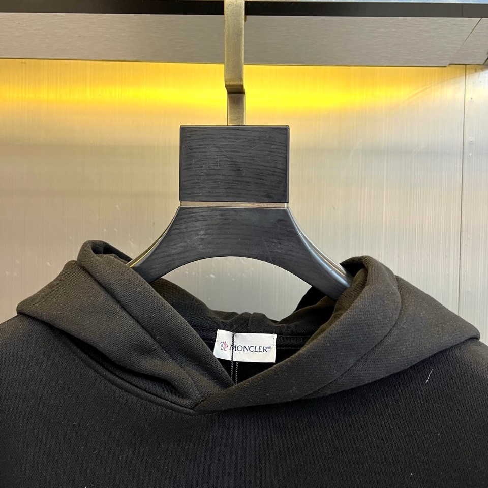 🌾Mon蒙口、2025秋冬新品加绒连帽卫衣，款式采用经典连帽与宽松版型，胸前饰以醒目的黑色泼墨涂鸦“MO