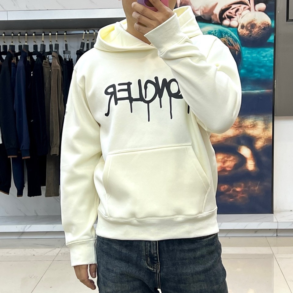 🌾Mon蒙口、2025秋冬新品加绒连帽卫衣，款式采用经典连帽与宽松版型，胸前饰以醒目的黑色泼墨涂鸦“MO