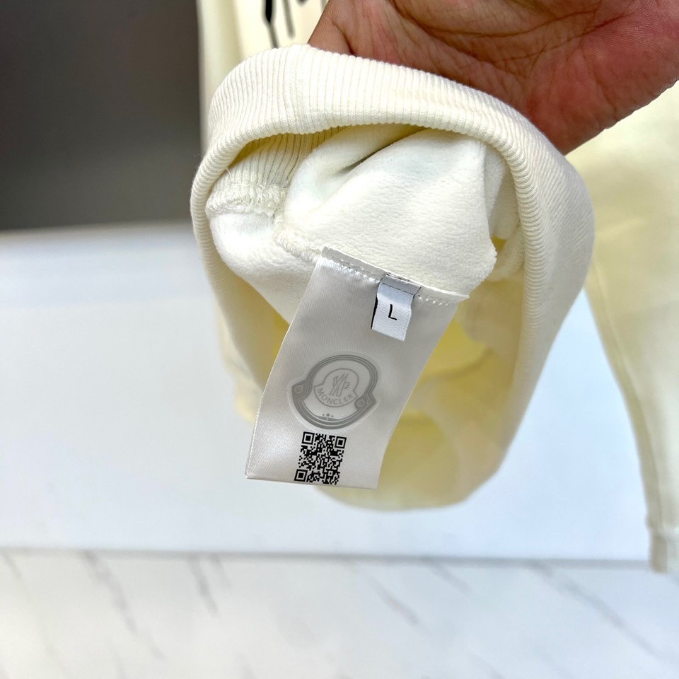 🌾Mon蒙口、2025秋冬新品加绒连帽卫衣，款式采用经典连帽与宽松版型，胸前饰以醒目的黑色泼墨涂鸦“MO