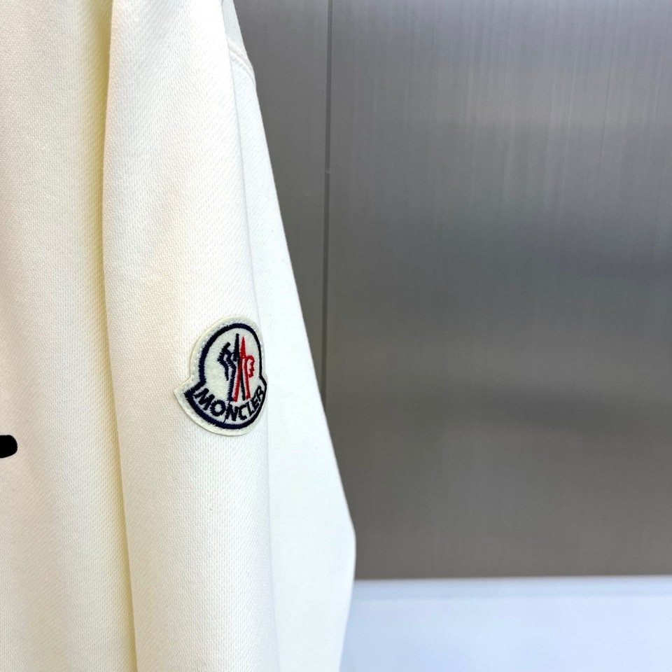 🌾Mon蒙口、2025秋冬新品加绒连帽卫衣，款式采用经典连帽与宽松版型，胸前饰以醒目的黑色泼墨涂鸦“MO