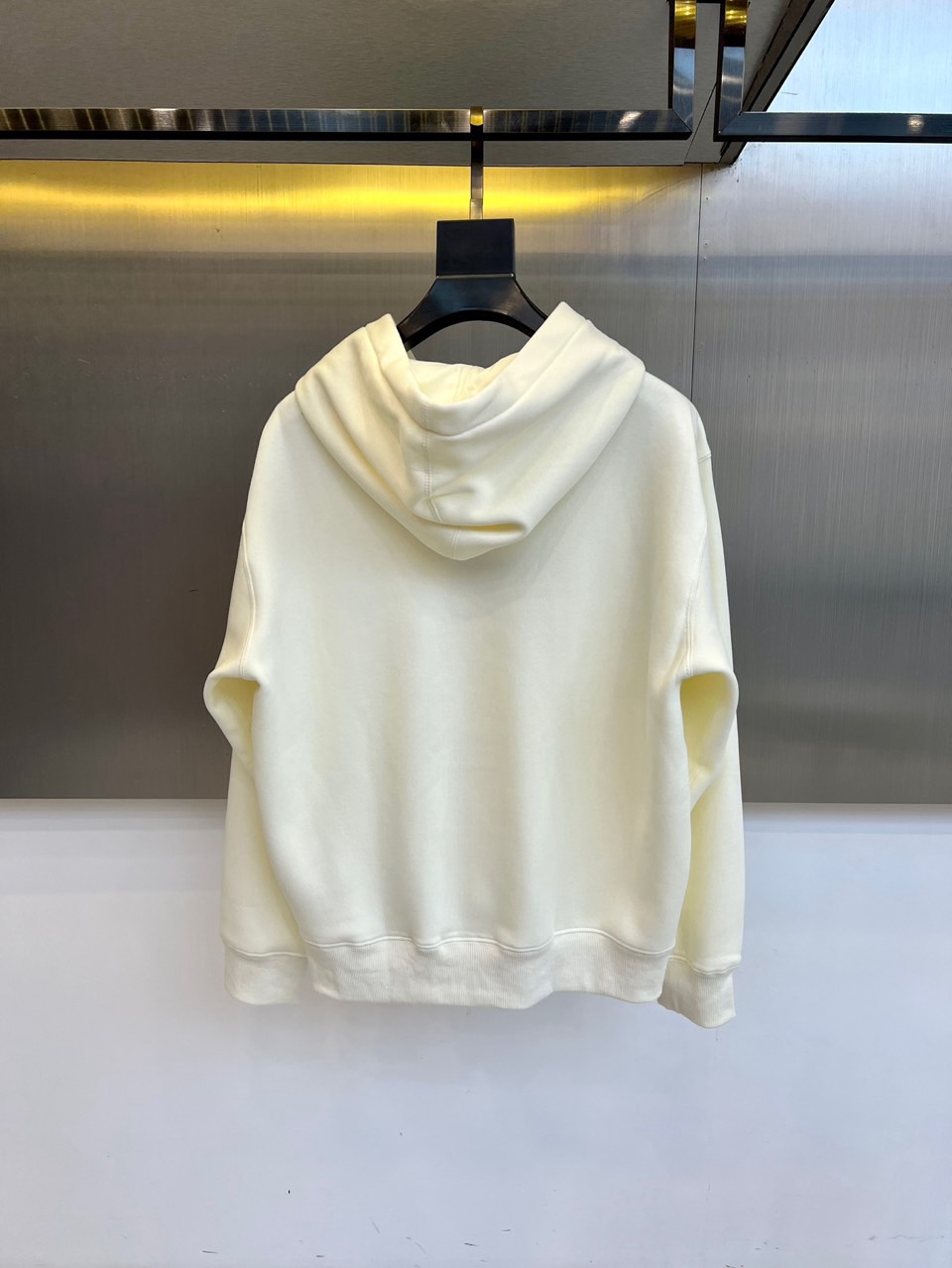 🌾Mon蒙口、2025秋冬新品加绒连帽卫衣，款式采用经典连帽与宽松版型，胸前饰以醒目的黑色泼墨涂鸦“MO