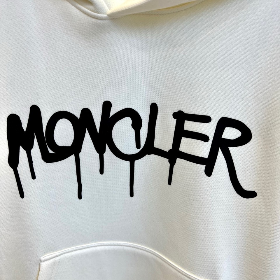 🌾Mon蒙口、2025秋冬新品加绒连帽卫衣，款式采用经典连帽与宽松版型，胸前饰以醒目的黑色泼墨涂鸦“MO