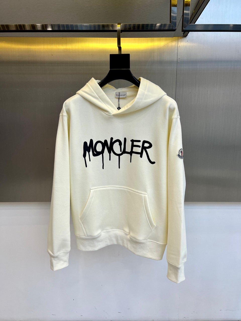 🌾Mon蒙口、2025秋冬新品加绒连帽卫衣，款式采用经典连帽与宽松版型，胸前饰以醒目的黑色泼墨涂鸦“MO