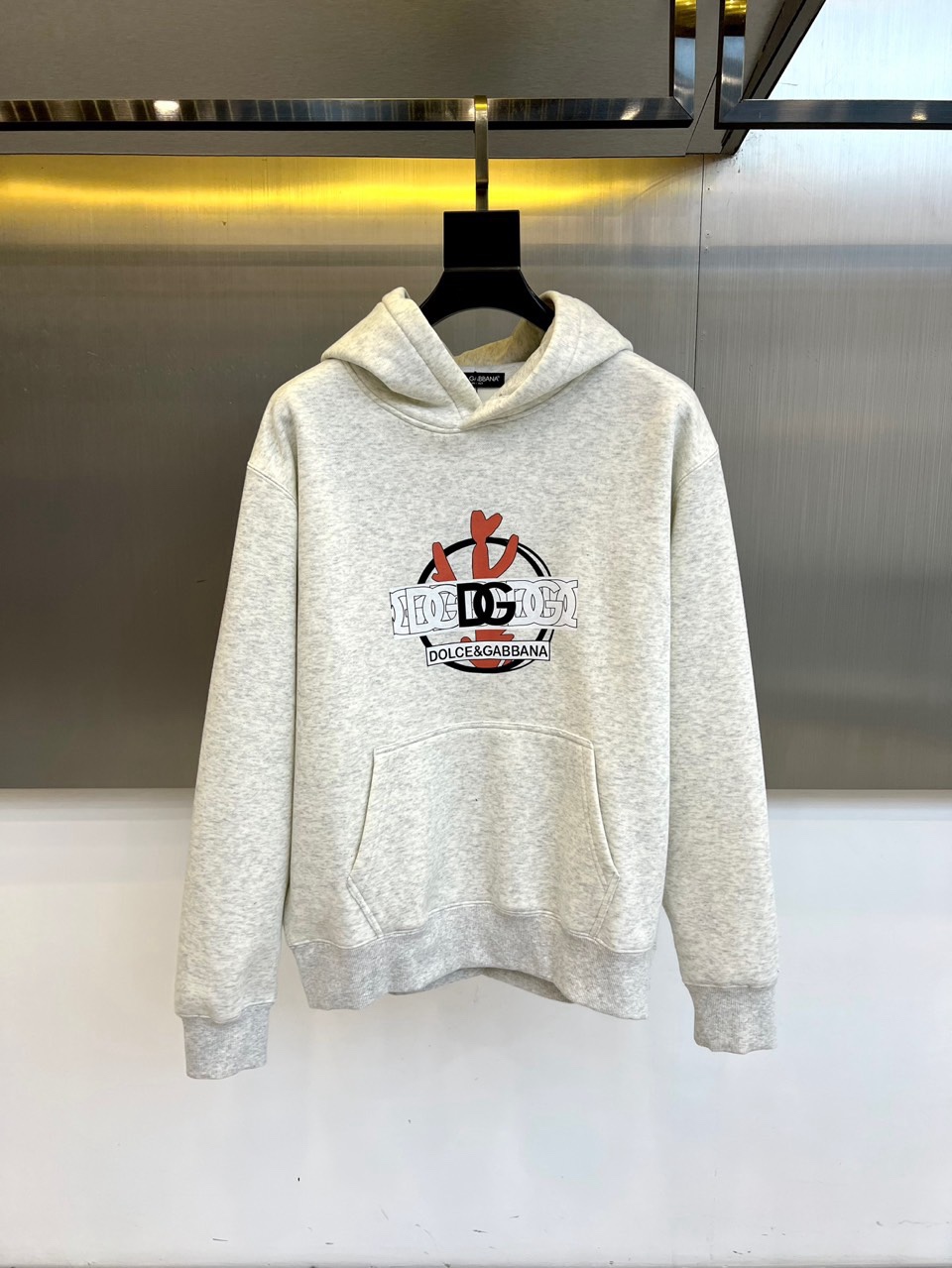 🌾DG杜嘉班纳、2025秋冬新品加绒连帽卫衣，以纯棉质感诠释意式慵懒格调。经典连帽设计与可调抽绳，兼具实