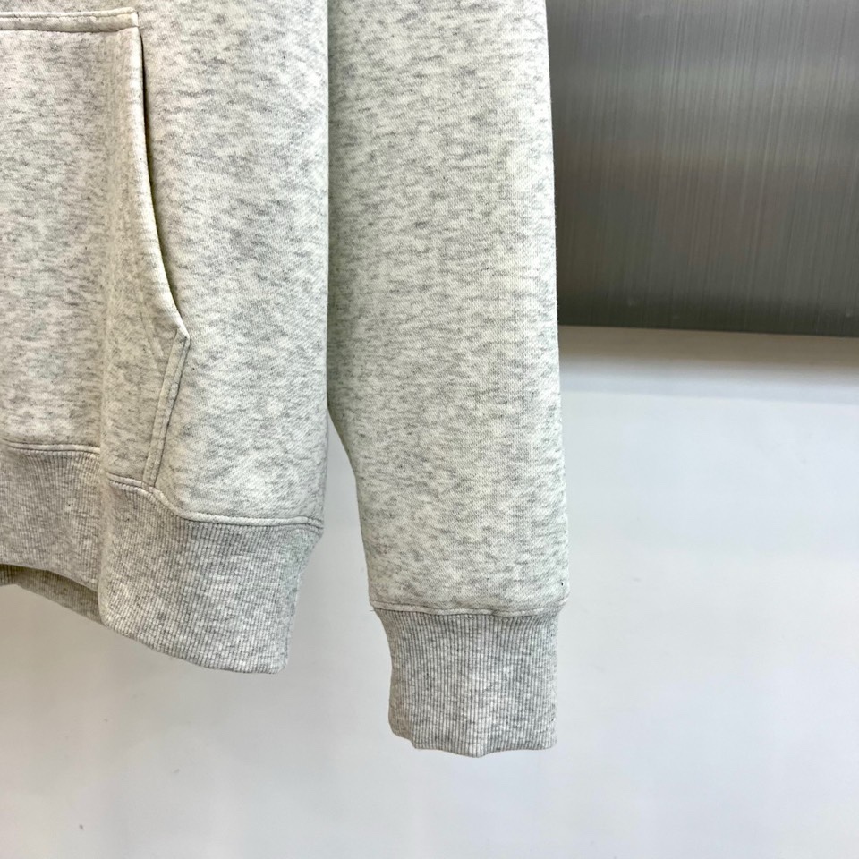 🌾DG杜嘉班纳、2025秋冬新品加绒连帽卫衣，以纯棉质感诠释意式慵懒格调。经典连帽设计与可调抽绳，兼具实