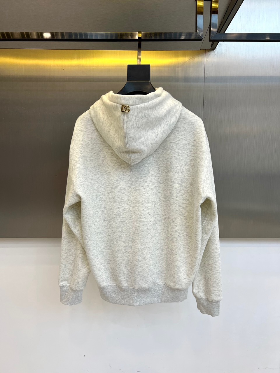 🌾DG杜嘉班纳、2025秋冬新品加绒连帽卫衣，以纯棉质感诠释意式慵懒格调。经典连帽设计与可调抽绳，兼具实