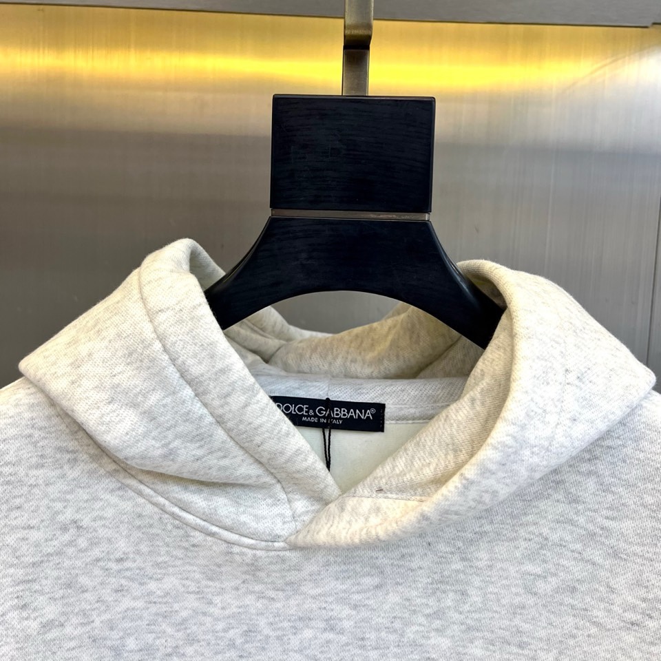 🌾DG杜嘉班纳、2025秋冬新品加绒连帽卫衣，以纯棉质感诠释意式慵懒格调。经典连帽设计与可调抽绳，兼具实