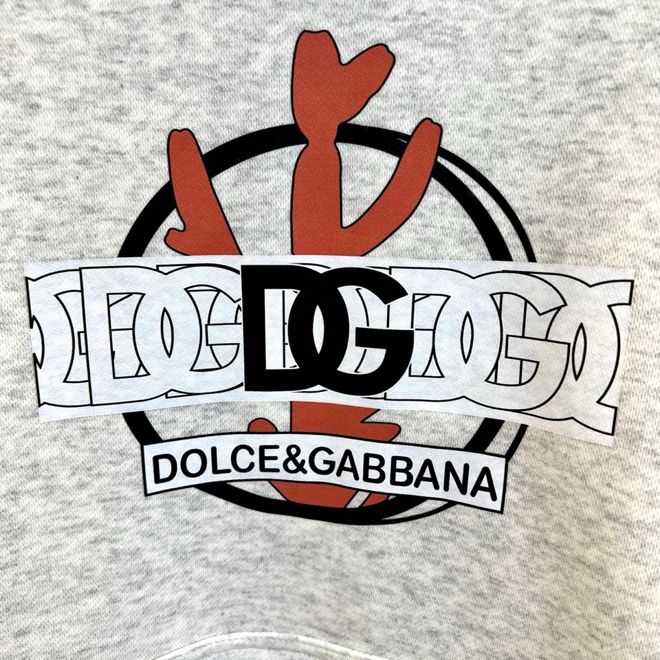 🌾DG杜嘉班纳、2025秋冬新品加绒连帽卫衣，以纯棉质感诠释意式慵懒格调。经典连帽设计与可调抽绳，兼具实