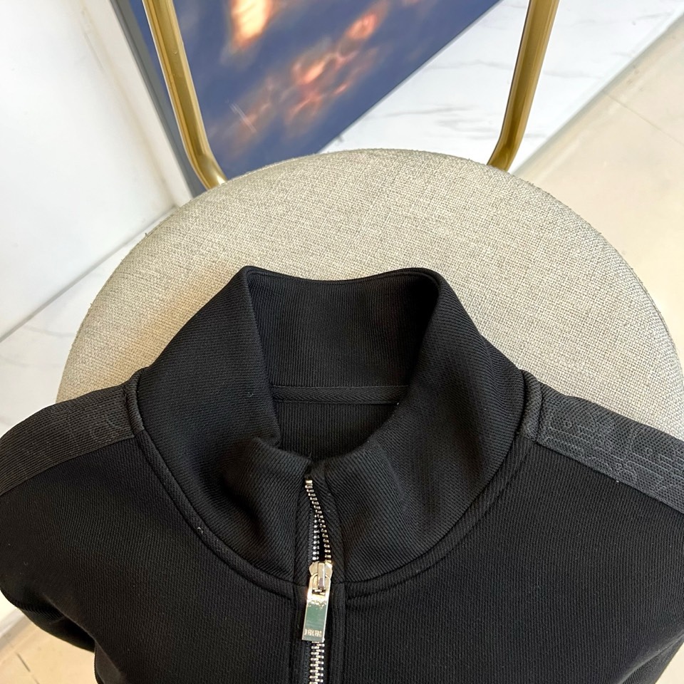 🌾Dio迪奥、2025秋冬男士运动系列。精选哑光弹力面料打造立体剪裁套装，肩袖处的灰色科技面料拼接如同破