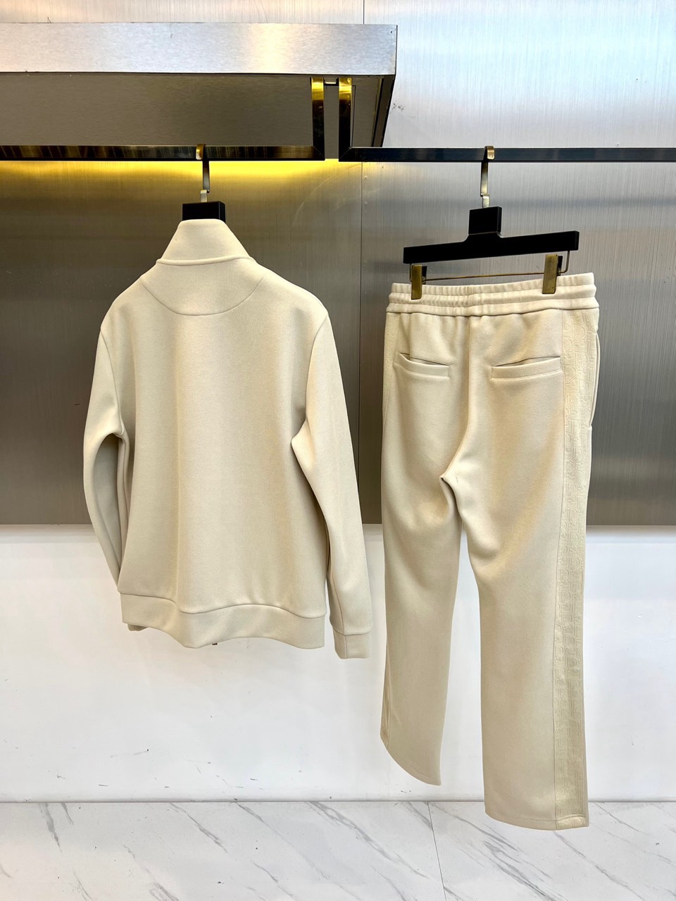 🌾Dio迪奥、2025秋冬男士运动系列。精选哑光弹力面料打造立体剪裁套装，肩袖处的灰色科技面料拼接如同破