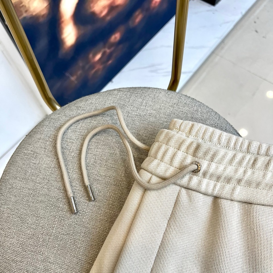 🌾Dio迪奥、2025秋冬男士运动系列。精选哑光弹力面料打造立体剪裁套装，肩袖处的灰色科技面料拼接如同破