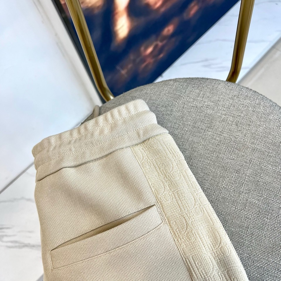 🌾Dio迪奥、2025秋冬男士运动系列。精选哑光弹力面料打造立体剪裁套装，肩袖处的灰色科技面料拼接如同破