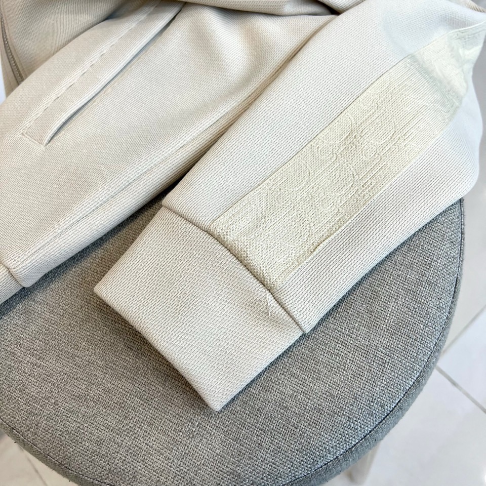 🌾Dio迪奥、2025秋冬男士运动系列。精选哑光弹力面料打造立体剪裁套装，肩袖处的灰色科技面料拼接如同破