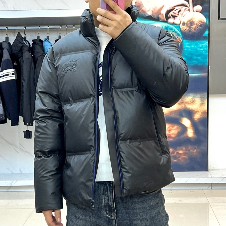 🌾Bur巴宝莉、2025秋冬新品 巴宝莉骑士徽章羽绒服，这款黑色羽绒服采用立领设计搭配顺滑拉链开合系统，