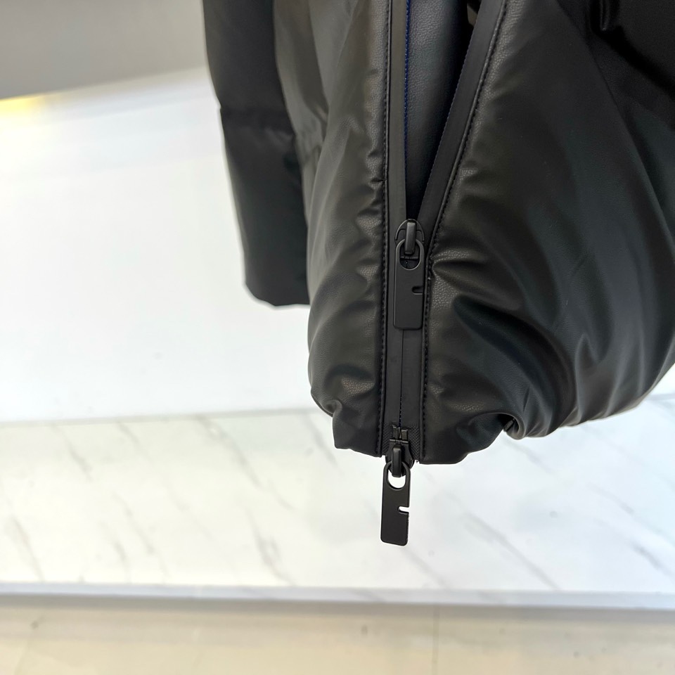 🌾Bur巴宝莉、2025秋冬新品 巴宝莉骑士徽章羽绒服，这款黑色羽绒服采用立领设计搭配顺滑拉链开合系统，