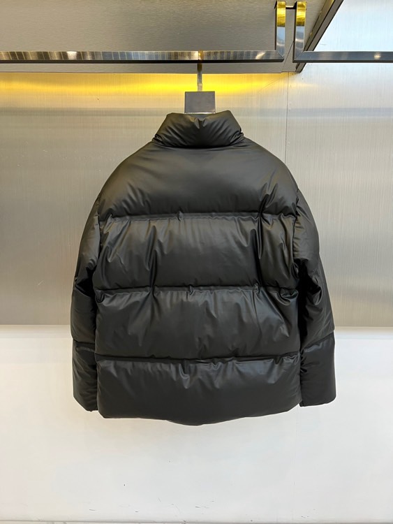 🌾Bur巴宝莉、2025秋冬新品 巴宝莉骑士徽章羽绒服，这款黑色羽绒服采用立领设计搭配顺滑拉链开合系统，