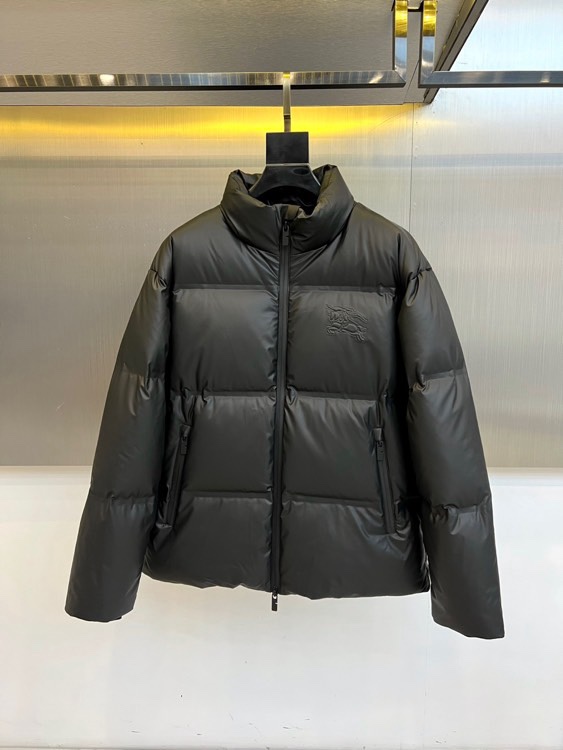 🌾Bur巴宝莉、2025秋冬新品 巴宝莉骑士徽章羽绒服，这款黑色羽绒服采用立领设计搭配顺滑拉链开合系统，