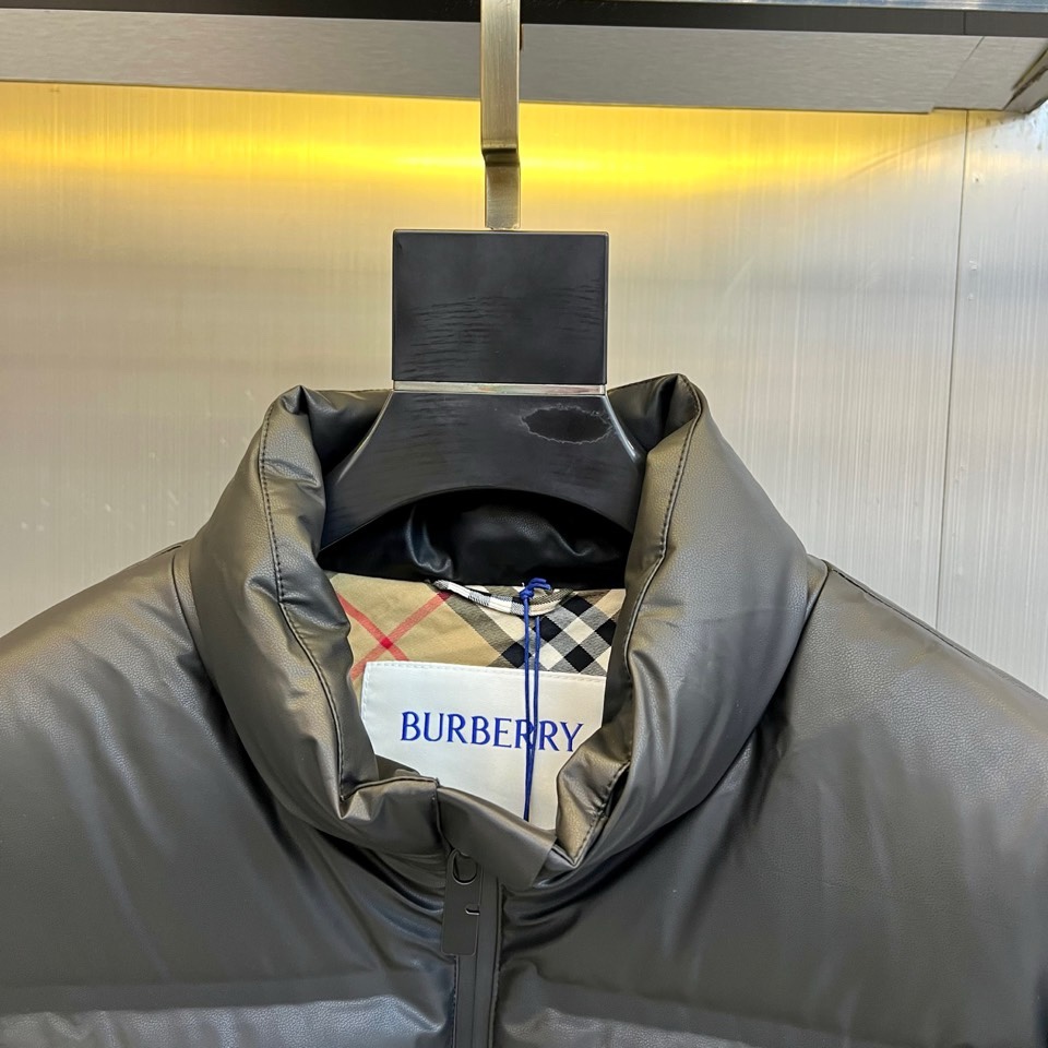 🌾Bur巴宝莉、2025秋冬新品 巴宝莉骑士徽章羽绒服，这款黑色羽绒服采用立领设计搭配顺滑拉链开合系统，