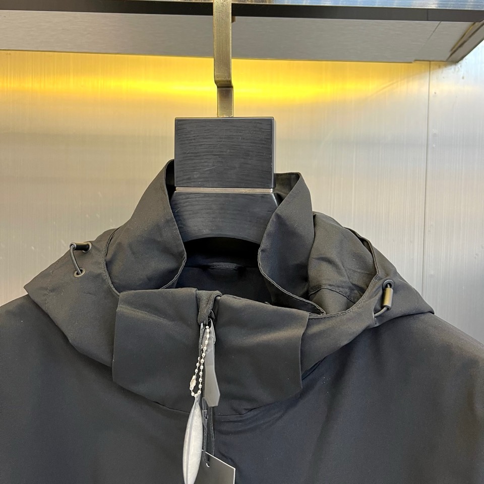 🌾ARCTERYX 始祖鸟、2025秋冬新品冲锋衣羽绒服三合一系统以模块化设计重新定义户外防护。外套采用