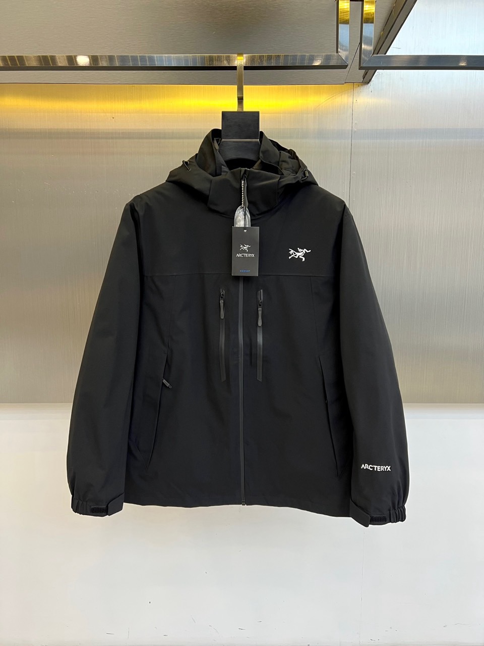 🌾ARCTERYX 始祖鸟、2025秋冬新品冲锋衣羽绒服三合一系统以模块化设计重新定义户外防护。外套采用
