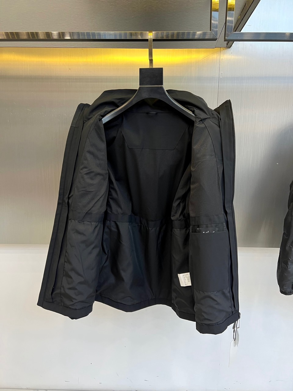 🌾ARCTERYX 始祖鸟、2025秋冬新品冲锋衣羽绒服三合一系统以模块化设计重新定义户外防护。外套采用