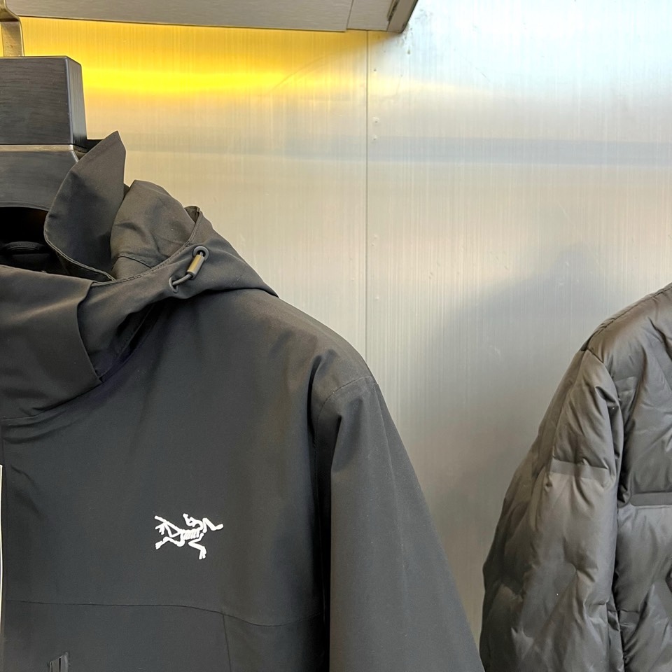 🌾ARCTERYX 始祖鸟、2025秋冬新品冲锋衣羽绒服三合一系统以模块化设计重新定义户外防护。外套采用
