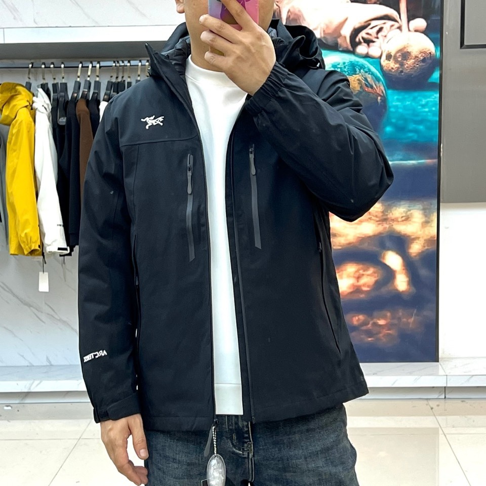 🌾ARCTERYX 始祖鸟、2025秋冬新品冲锋衣羽绒服三合一系统以模块化设计重新定义户外防护。外套采用