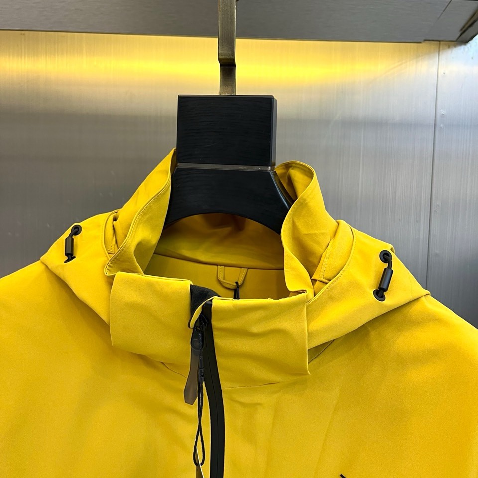 🌾ARCTERYX 始祖鸟、2025秋冬新品冲锋衣羽绒服三合一系统以模块化设计重新定义户外防护。外套采用