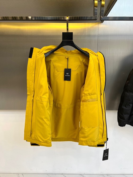 🌾ARCTERYX 始祖鸟、2025秋冬新品冲锋衣羽绒服三合一系统以模块化设计重新定义户外防护。外套采用