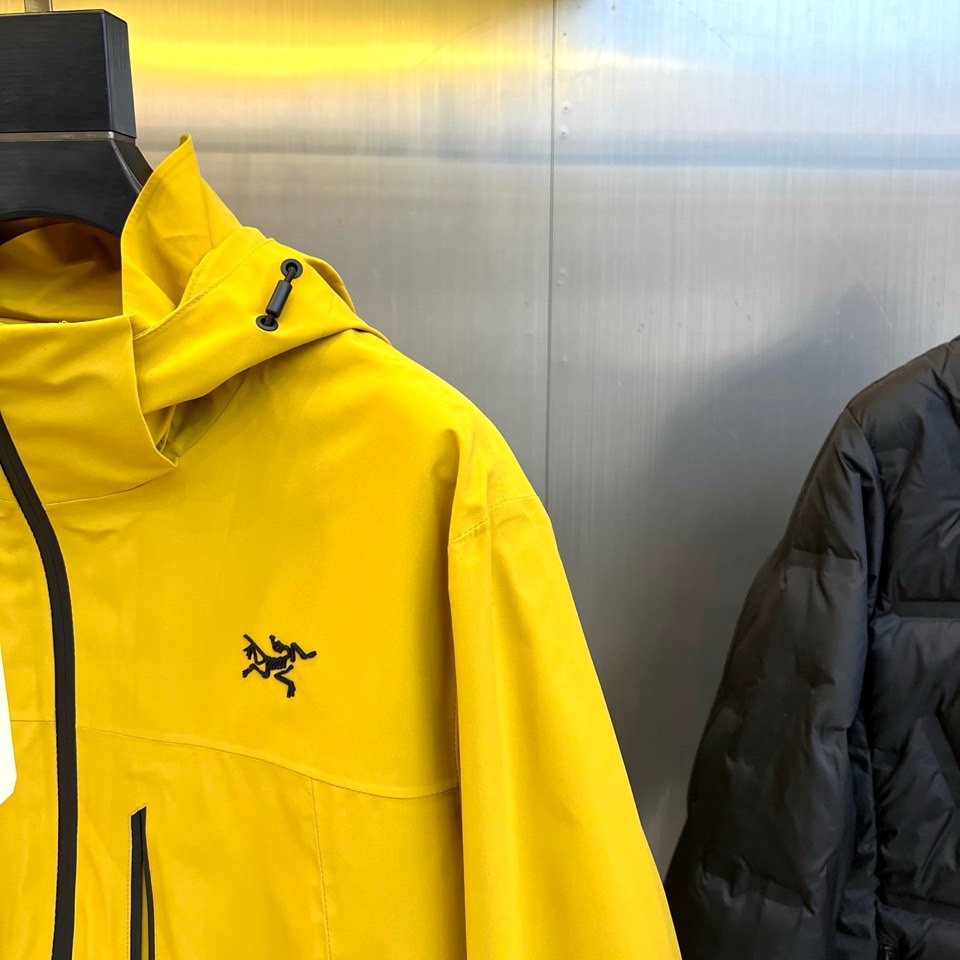 🌾ARCTERYX 始祖鸟、2025秋冬新品冲锋衣羽绒服三合一系统以模块化设计重新定义户外防护。外套采用