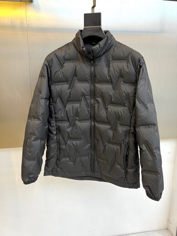 🌾ARCTERYX 始祖鸟、2025秋冬新品冲锋衣羽绒服三合一系统以模块化设计重新定义户外防护。外套采用