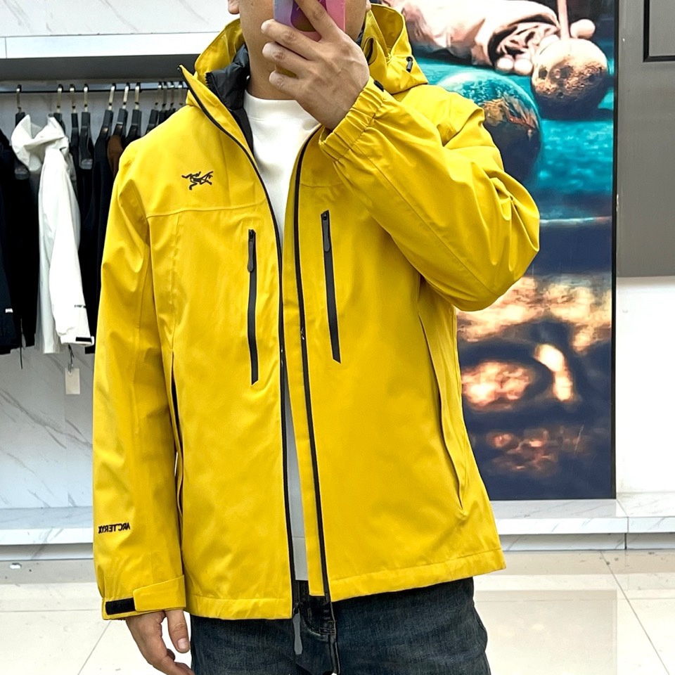 🌾ARCTERYX 始祖鸟、2025秋冬新品冲锋衣羽绒服三合一系统以模块化设计重新定义户外防护。外套采用