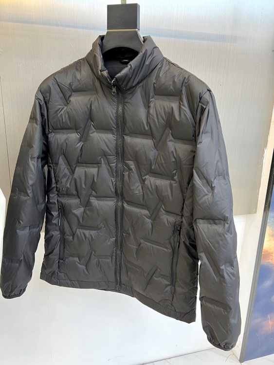 🌾ARCTERYX 始祖鸟、2025秋冬新品冲锋衣羽绒服三合一系统以模块化设计重新定义户外防护。外套采用