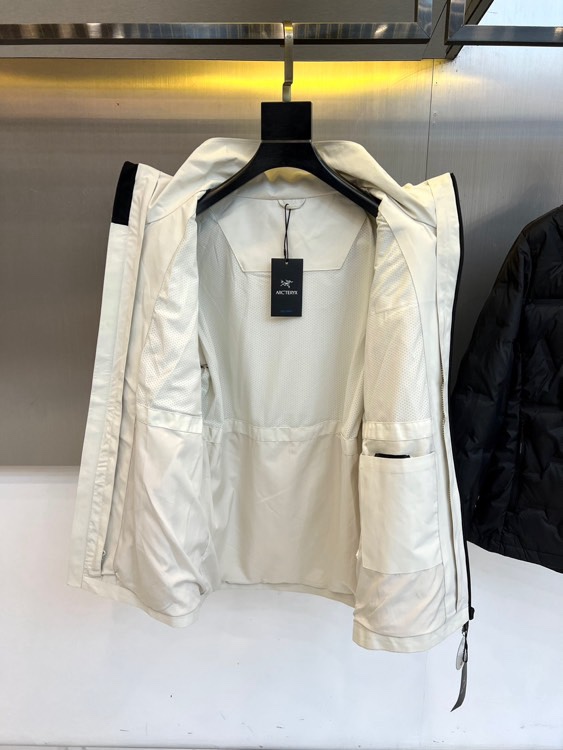 🌾ARCTERYX 始祖鸟、2025秋冬新品冲锋衣羽绒服三合一系统以模块化设计重新定义户外防护。外套采用