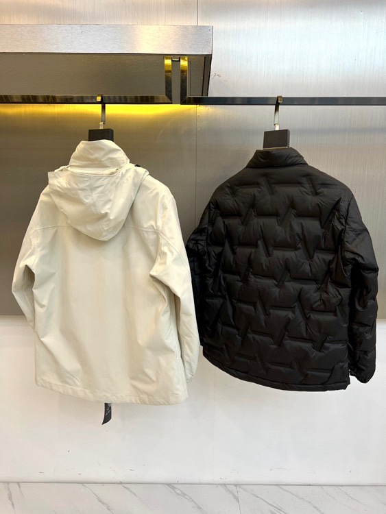 🌾ARCTERYX 始祖鸟、2025秋冬新品冲锋衣羽绒服三合一系统以模块化设计重新定义户外防护。外套采用