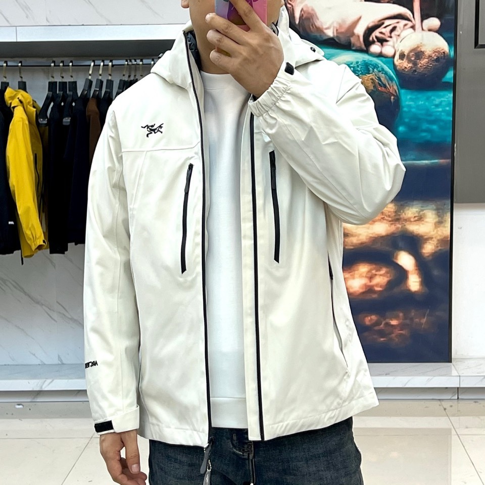 🌾ARCTERYX 始祖鸟、2025秋冬新品冲锋衣羽绒服三合一系统以模块化设计重新定义户外防护。外套采用