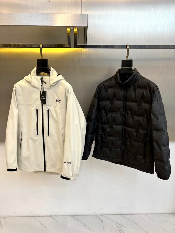 🌾ARCTERYX 始祖鸟、2025秋冬新品冲锋衣羽绒服三合一系统以模块化设计重新定义户外防护。外套采用