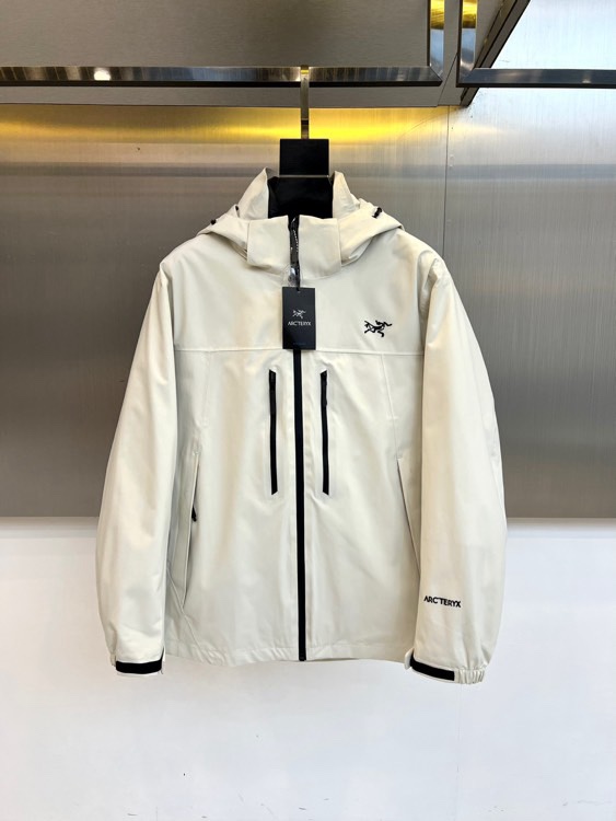 🌾ARCTERYX 始祖鸟、2025秋冬新品冲锋衣羽绒服三合一系统以模块化设计重新定义户外防护。外套采用