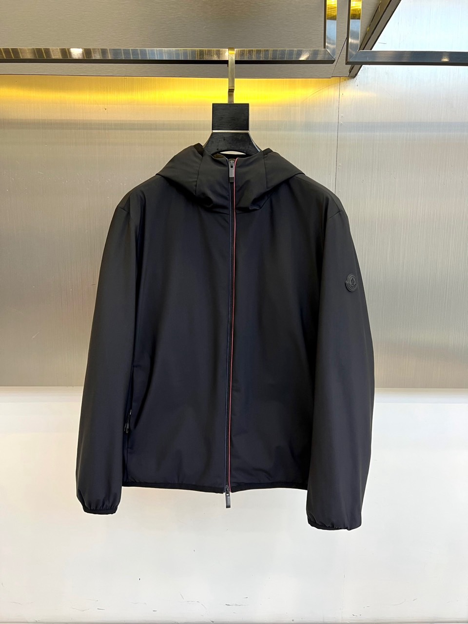 🌾Mon蒙口（白鹅绒）、2025秋冬新品 MONCLER都市轻羽连帽外套。黑色连帽设计搭配中央顺滑拉链系