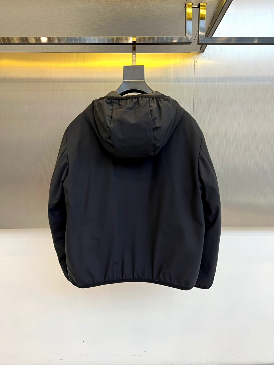 🌾Mon蒙口（白鹅绒）、2025秋冬新品 MONCLER都市轻羽连帽外套。黑色连帽设计搭配中央顺滑拉链系