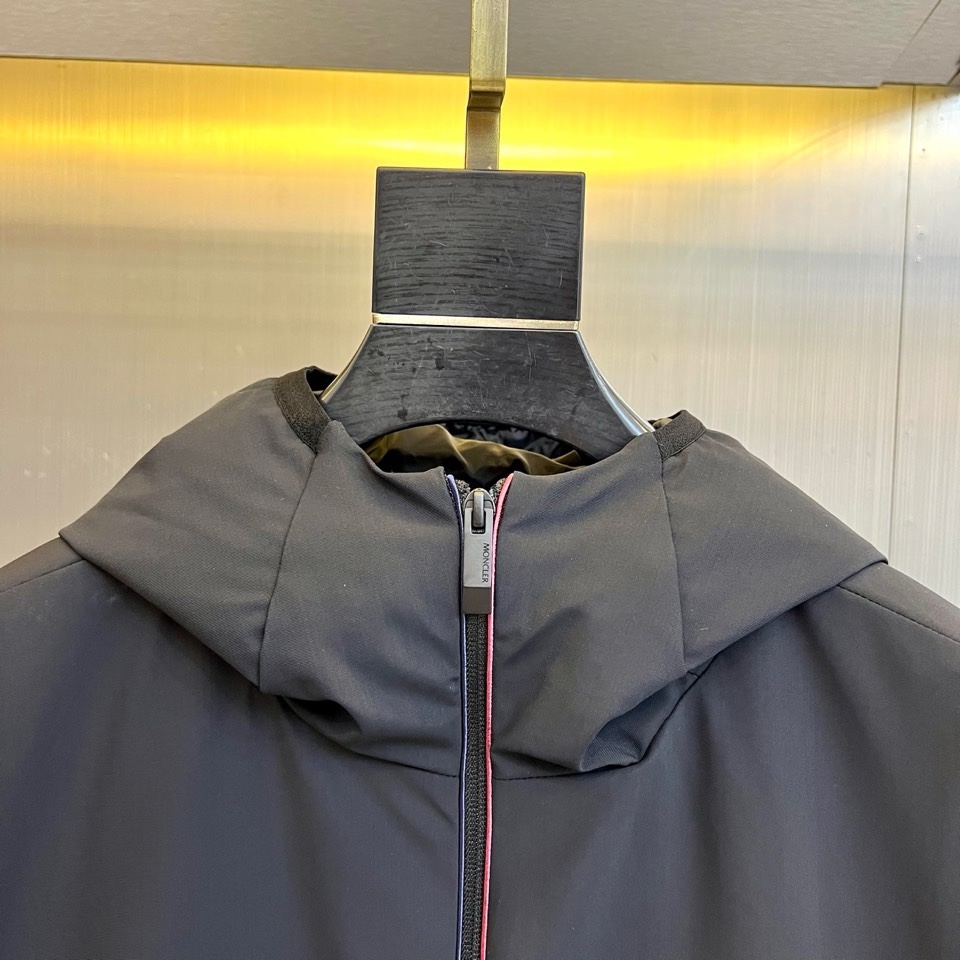 🌾Mon蒙口（白鹅绒）、2025秋冬新品 MONCLER都市轻羽连帽外套。黑色连帽设计搭配中央顺滑拉链系