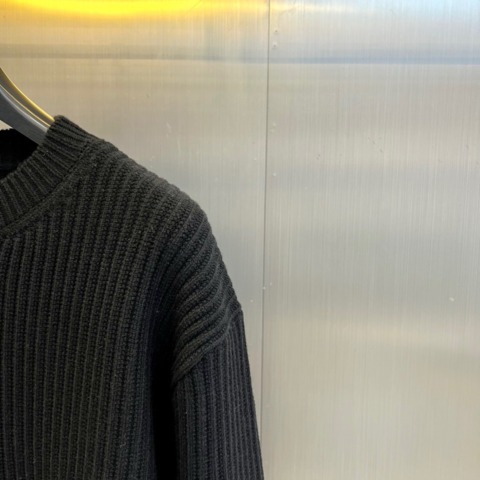 🌾LOEWE罗意威、2025秋冬新品针织衫以100%棉质材质诠释自然主义美学。款式采用简约圆领设计，宽松